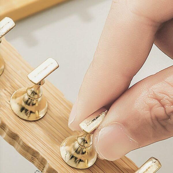 Nagelställ i guld Stativ med ny design för nagelövningar Närbild 2