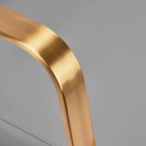 Schamponeringsstol Porto GM Guld grå. Närbild på armstödet av stolen Frisör
